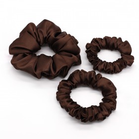 Scrunchie by Terrie – Saténová gumička na kučeravé vlasy čokoládová