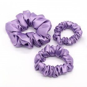 Scrunchie by Terrie – Saténová gumička na kučeravé vlasy fialková